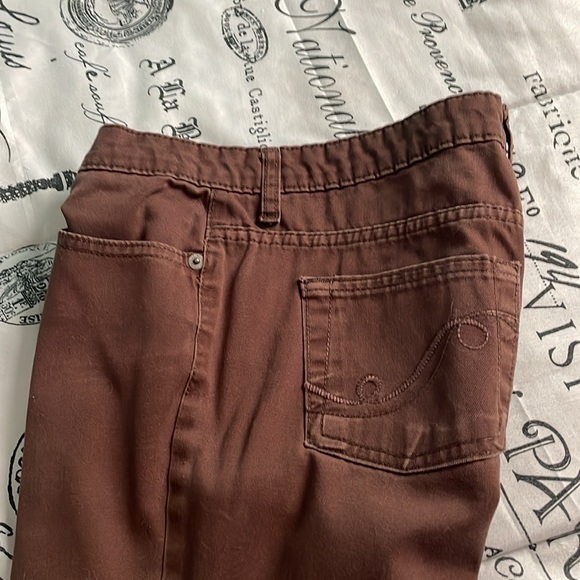 Clearing clothes out of closet the size is 3 it don’t show 3 so I put it 2 - Picture 4 of 4